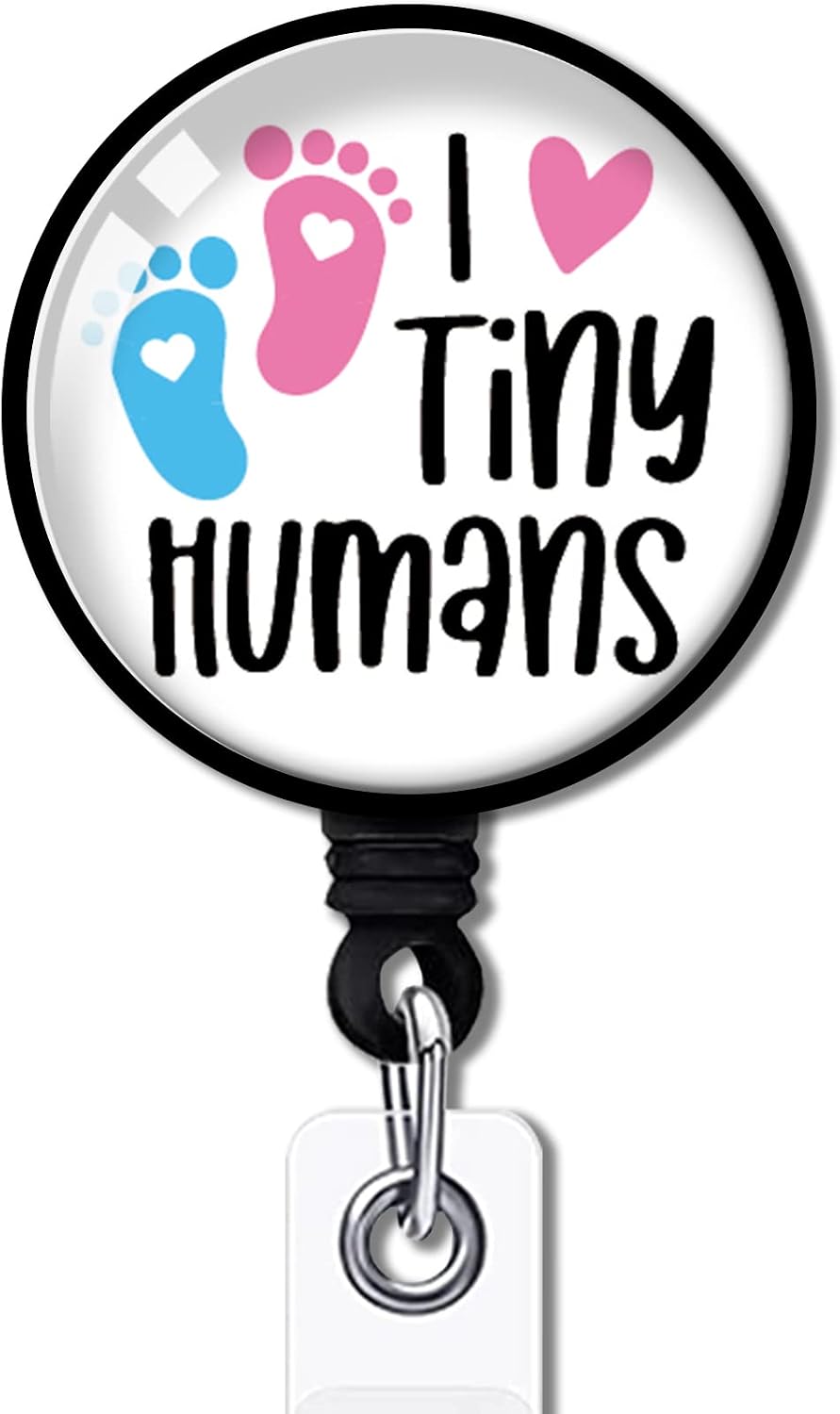 YAZMEEN I Love Tiny Humans 格納式バッジリール ワニ口クリップ付き 面白いIDバッジホルダー 面白い足跡バッジ ユニークな新生児ギフト クリアカードホルダー NICU 看護師 医師 教師 医療用